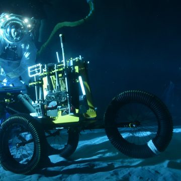 Underwater spacewalks recreate the ‘moon’ in a giant NASA pool (photos)
