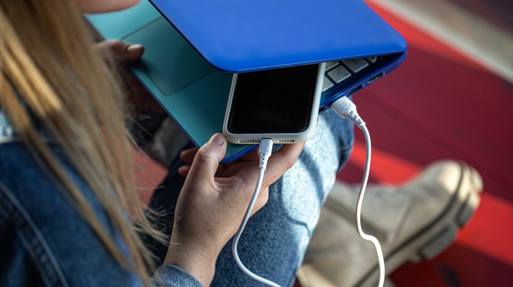 smartphone-connected-laptop-using-usb-cable-phone-charging-data-exchange FBI Issues Warning About ‘Juice Jacking’ at Public USB Charging Stations