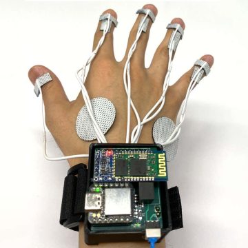 Smart glove enhances your sense of touch in virtual reality