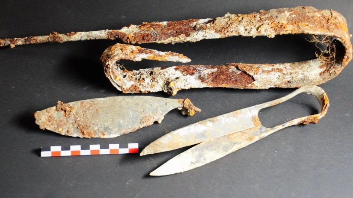 2,300-year-old scissors and ‘folded’ sword discovered in a Celtic cremation tomb in Germany