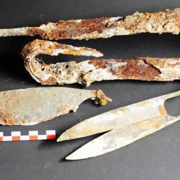 2,300-year-old scissors and ‘folded’ sword discovered in a Celtic cremation tomb in Germany