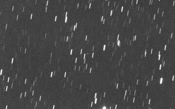 Telescopes capture Jupiter-bound JUICE probe during historic Earth-moon flyby (photos)